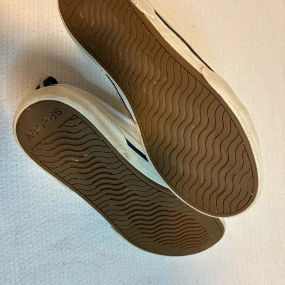 Sperry women crest